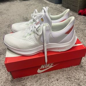 Nike Zoom Winflo, Women’s 8.5, Like New. Worn 4 times, indoor only.